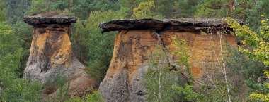 Pohled na geologický útvar Pokličky u Mšena.